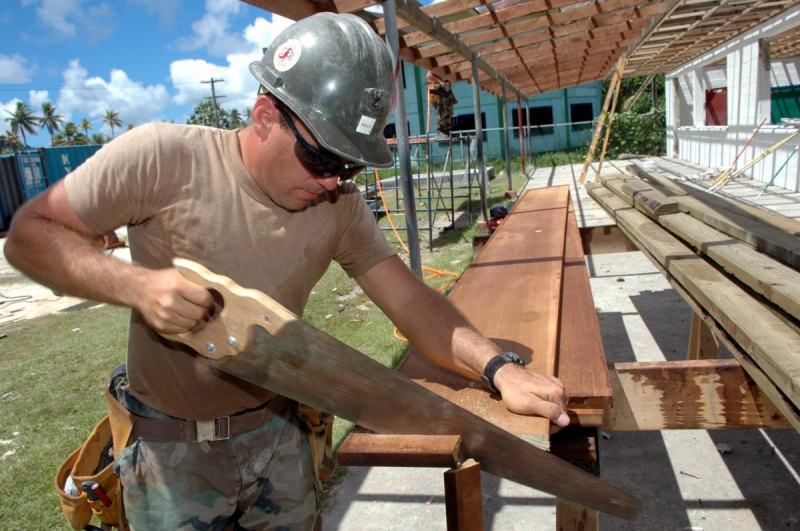 menuisier-COLLOBRIERES-min_worker_construction_building_carpenter_male_job_build_helmet-893290